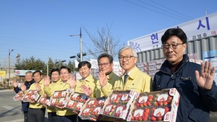 [포토뉴스] 황명선 시장, 아산시 재난안전대책본부에 논산 딸기 1000박스 전달